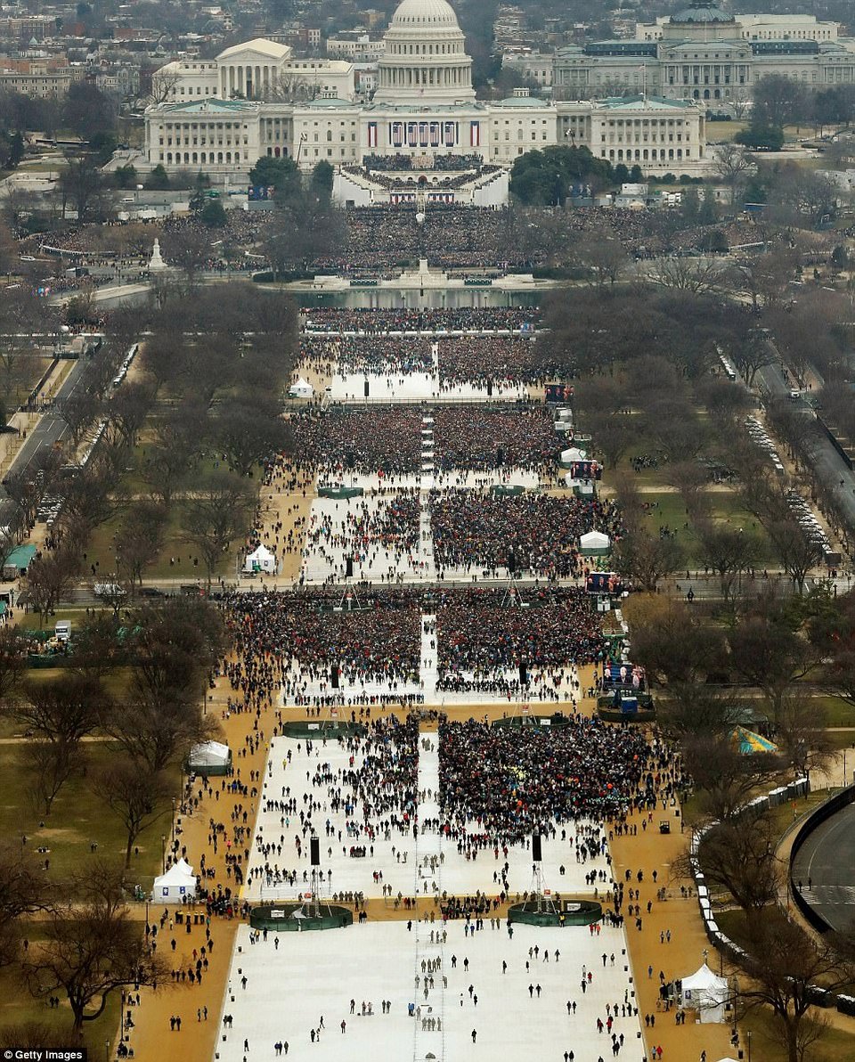 Μπροστά σε δεκάδες άδειες θέσεις άναψε ο Τραμπ το Χριστουγεννιάτικο δέντρο στην Ουάσινγκτον [εικόνες] | iefimerida.gr 5