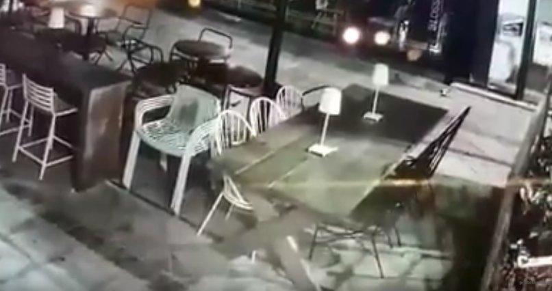 Καλαμάτα: Γυναίκα πήγε σε καφετέρια τα ξημερώματα και... εξαφάνισε τις καρέκλες [εικόνες] | iefimerida.gr 1