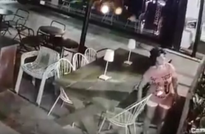 Καλαμάτα: Γυναίκα πήγε σε καφετέρια τα ξημερώματα και... εξαφάνισε τις καρέκλες [εικόνες] | iefimerida.gr 0