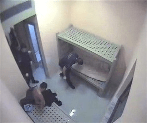 Καρέ καρέ σκηνές από τον βασανισμό του Ιλι Καρέλι από σωφρονιστικούς υπαλλήλους στις φυλακές Νιγρίτας [εικόνες] | iefimerida.gr 0