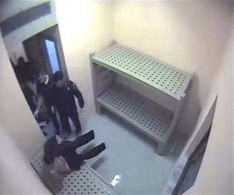 Καρέ καρέ σκηνές από τον βασανισμό του Ιλι Καρέλι από σωφρονιστικούς υπαλλήλους στις φυλακές Νιγρίτας [εικόνες] | iefimerida.gr 1