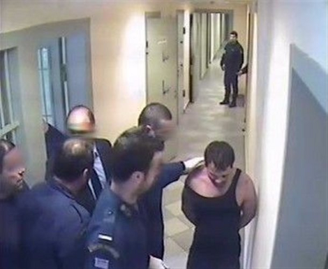 Καρέ καρέ σκηνές από τον βασανισμό του Ιλι Καρέλι από σωφρονιστικούς υπαλλήλους στις φυλακές Νιγρίτας [εικόνες] | iefimerida.gr 2