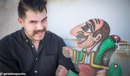 Ο Ηλίας Καρελλάς ταξιδεύει τον Καραγκιόζη στη Χαβάη