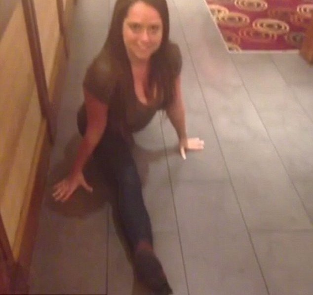 Σύζυγος Βρετανού βουλευτή προκαλεί πάλι: Κάνει σπαγγάτο σε μπαρ [εικόνες] | iefimerida.gr 0