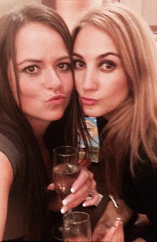 Σύζυγος Βρετανού βουλευτή προκαλεί πάλι: Κάνει σπαγγάτο σε μπαρ [εικόνες] | iefimerida.gr 1