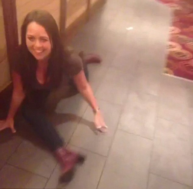 Σύζυγος Βρετανού βουλευτή προκαλεί πάλι: Κάνει σπαγγάτο σε μπαρ [εικόνες] | iefimerida.gr 2