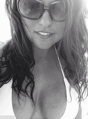 Σύζυγος Βρετανού βουλευτή προκαλεί πάλι: Κάνει σπαγγάτο σε μπαρ [εικόνες] | iefimerida.gr 4