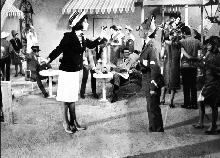 Οταν η Αλίκη ντύθηκε σπανιόλα και ο Βουτσάς Κινέζος -Μπαλ μασκέ στον  ελληνικό κινηματογράφο [εικόνες] | iefimerida.gr 2