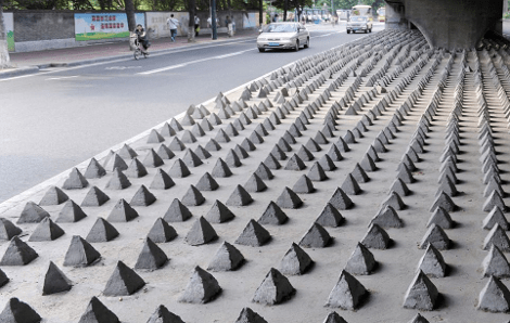 Έτσι εμποδίζουν τους άστεγους να κοιμούνται κάτω από τις γέφυρες οι Κινέζοι [εικόνες] | iefimerida.gr 1