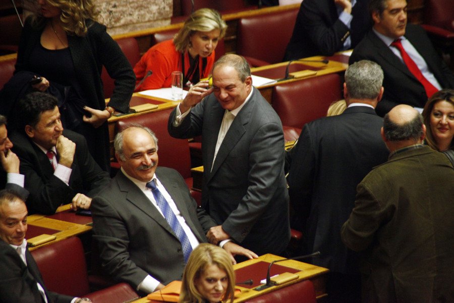Aγνώριστος ο Καραμανλής στη Βουλή: Χαϊδεύει αυτιά βουλευτή, μοιράζει αγκαλιές, ξεκαρδίζεται [εικόνες] | iefimerida.gr 1