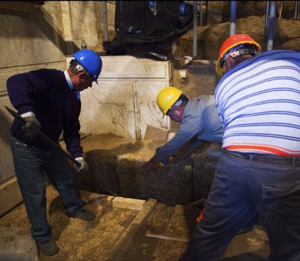 Οι Καρυάτιδες σε πανύψηλα βάθρα -Το μεγαλείο του τάφου της Αμφίπολης αποκαλύπτεται [εικόνες] | iefimerida.gr 2