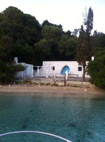 O ρώσος μεγιστάνας Ριμπολόβλεφ γέμισε στον Σκορπιό με... κιτσάτες Καρυάτιδες [εικόνα] | iefimerida.gr 0