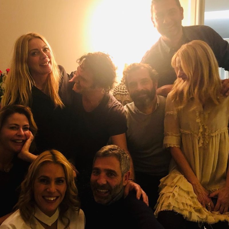 Ρεβεγιόν Χριστουγέννων: Μακράν, η πιο λαμπερή παρέα -Καρύδη, Αθερίδης και παρουσίες-έκπληξη [εικόνες] | iefimerida.gr 3