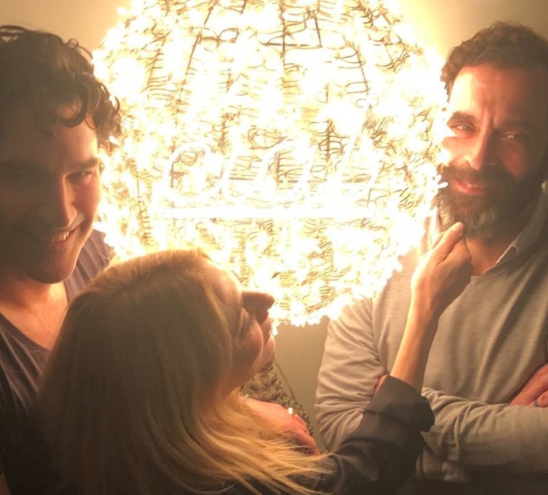 Ρεβεγιόν Χριστουγέννων: Μακράν, η πιο λαμπερή παρέα -Καρύδη, Αθερίδης και παρουσίες-έκπληξη [εικόνες] | iefimerida.gr 2