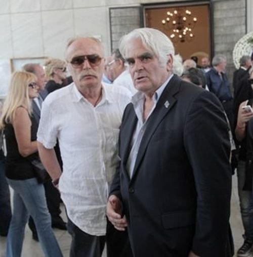 Το τελευταίο αντίο στον αγαπημένο Κώστα Καρρά στο Α' Νεκροταφείο [εικόνες + βίντεο] | iefimerida.gr 2