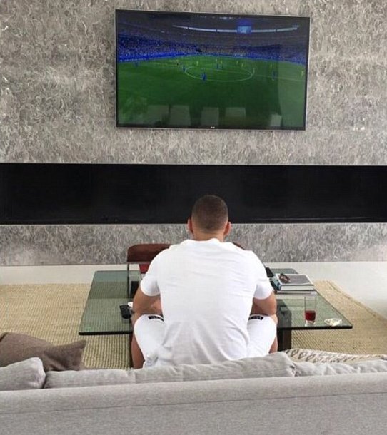 Ο Μπενζεμά βλέπει EURO από τον καναπέ [εικόνα] | iefimerida.gr 0