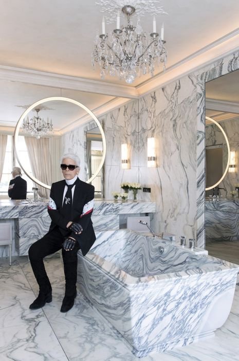 Karl Lagerfeld: Η Μπριζίτ Μακρόν έχει τις ωραιότερες γάμπες του Παρισιού! [εικόνες] | iefimerida.gr 3