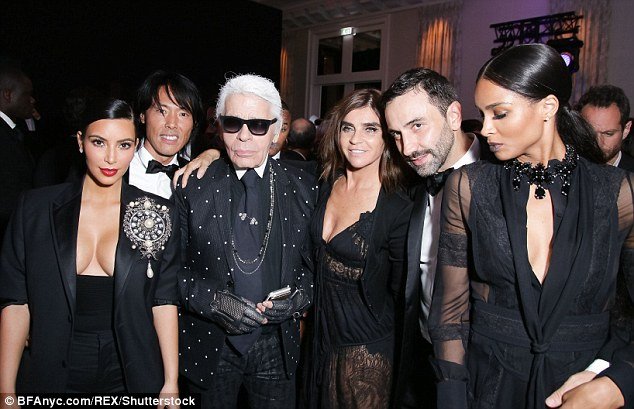 Καρλ Λάγκερφελντ: Η Κιμ Καρντάσιαν έχει επηρεάσει τη μόδα (κι ας μην είναι ψηλή κι αδύνατη) [εικόνες] | iefimerida.gr 0