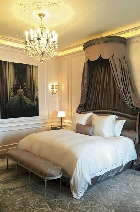 Karl Lagerfeld: Η Μπριζίτ Μακρόν έχει τις ωραιότερες γάμπες του Παρισιού! [εικόνες] | iefimerida.gr 5