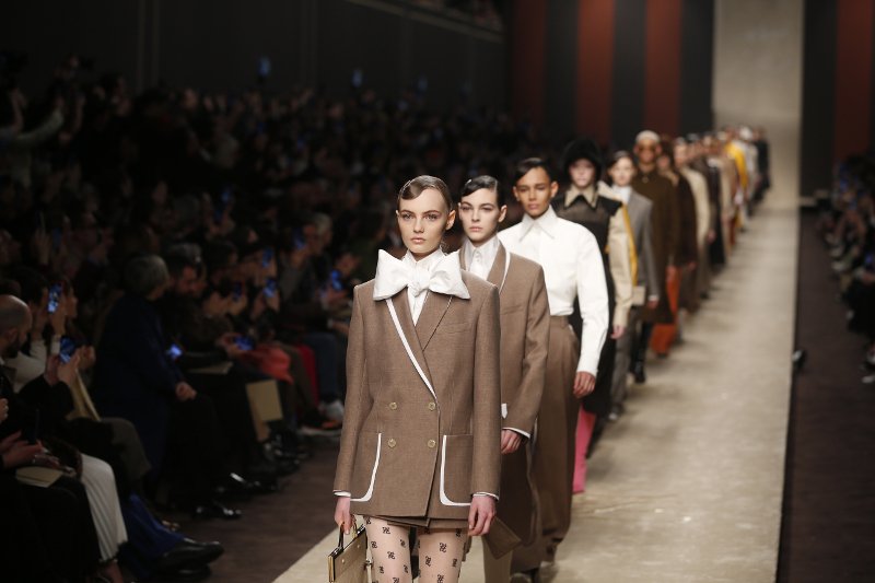 Η πρώτη ημέρα του Karl Lagerfeld στον Fendi -Το εκπληκτικό βίντεο-αποχαιρετισμός στο σόου του ιταλικού οίκου | iefimerida.gr 3
