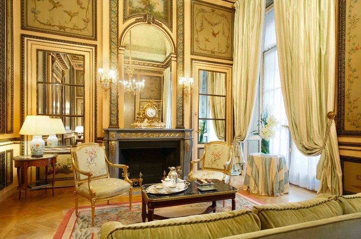 Karl Lagerfeld: Η Μπριζίτ Μακρόν έχει τις ωραιότερες γάμπες του Παρισιού! [εικόνες] | iefimerida.gr 8