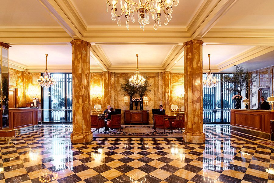 Karl Lagerfeld: Η Μπριζίτ Μακρόν έχει τις ωραιότερες γάμπες του Παρισιού! [εικόνες] | iefimerida.gr 9