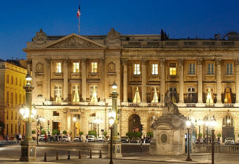 Karl Lagerfeld: Η Μπριζίτ Μακρόν έχει τις ωραιότερες γάμπες του Παρισιού! [εικόνες] | iefimerida.gr 10