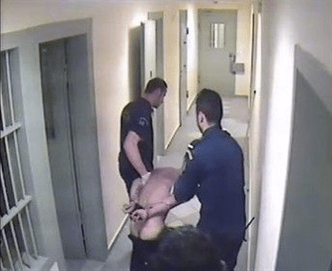 Καρέ καρέ σκηνές από τον βασανισμό του Ιλι Καρέλι από σωφρονιστικούς υπαλλήλους στις φυλακές Νιγρίτας [εικόνες] | iefimerida.gr 3