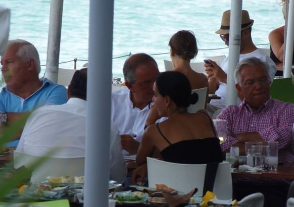 Ο Κώστας Καραμανλής μαυρισμένος και χαλαρός στην Κω -Κοντά σε φίλους με την οικογένειά του [εικόνες] | iefimerida.gr 0