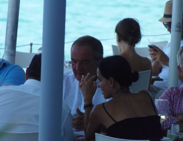 Ο Κώστας Καραμανλής μαυρισμένος και χαλαρός στην Κω -Κοντά σε φίλους με την οικογένειά του [εικόνες] | iefimerida.gr 1