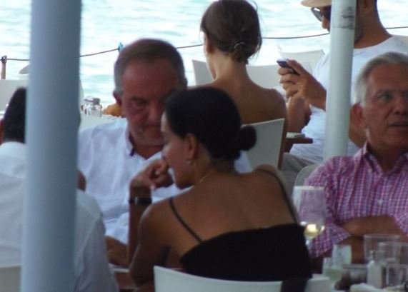 Ο Κώστας Καραμανλής μαυρισμένος και χαλαρός στην Κω -Κοντά σε φίλους με την οικογένειά του [εικόνες] | iefimerida.gr 2