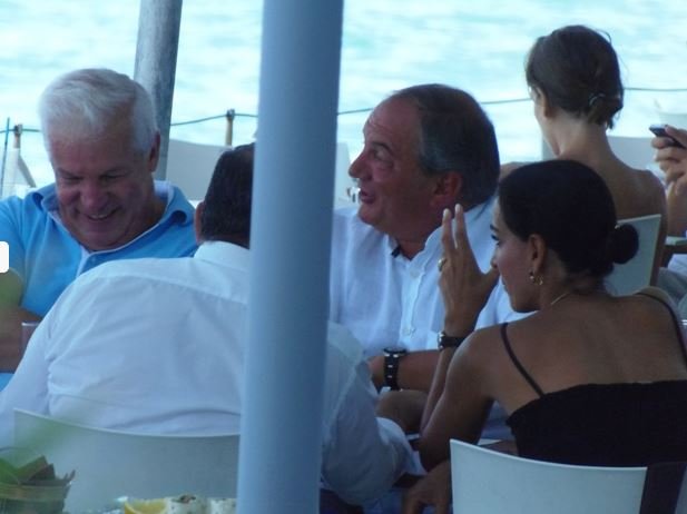 Ο Κώστας Καραμανλής μαυρισμένος και χαλαρός στην Κω -Κοντά σε φίλους με την οικογένειά του [εικόνες] | iefimerida.gr 3