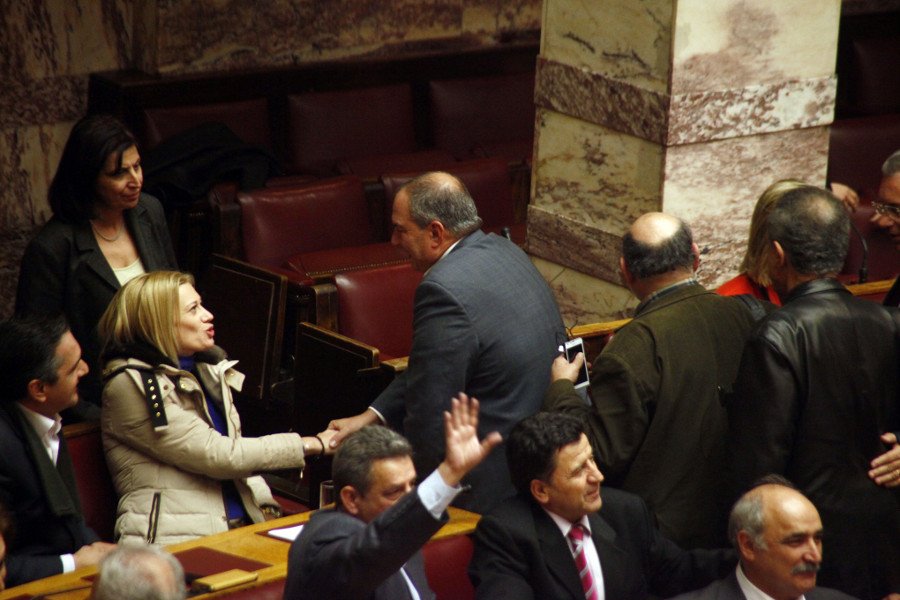 Aγνώριστος ο Καραμανλής στη Βουλή: Χαϊδεύει αυτιά βουλευτή, μοιράζει αγκαλιές, ξεκαρδίζεται [εικόνες] | iefimerida.gr 2