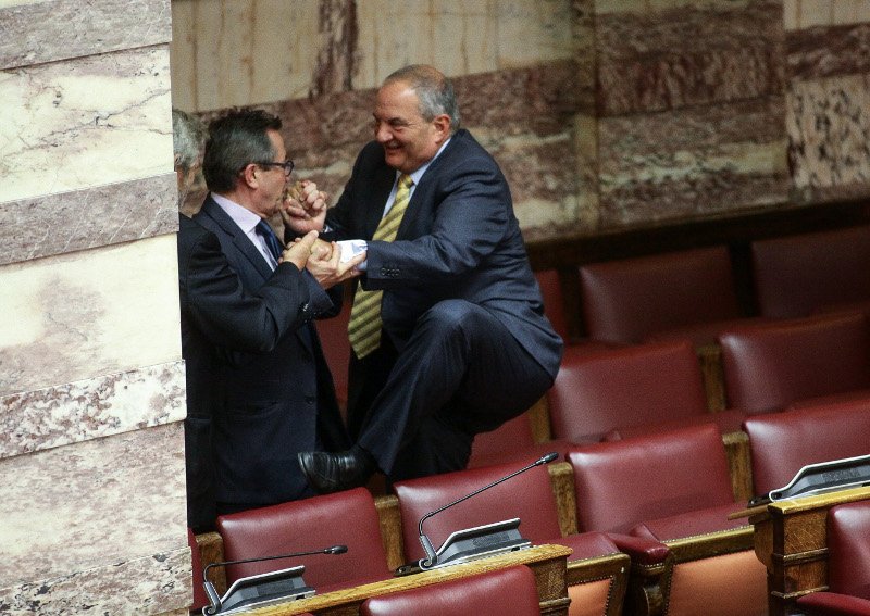  Ο Καραμανλής πηδάει τα έδρανα της βουλής και τον κρατάει ο Νικολόπουλος [εικόνες] | iefimerida.gr 3