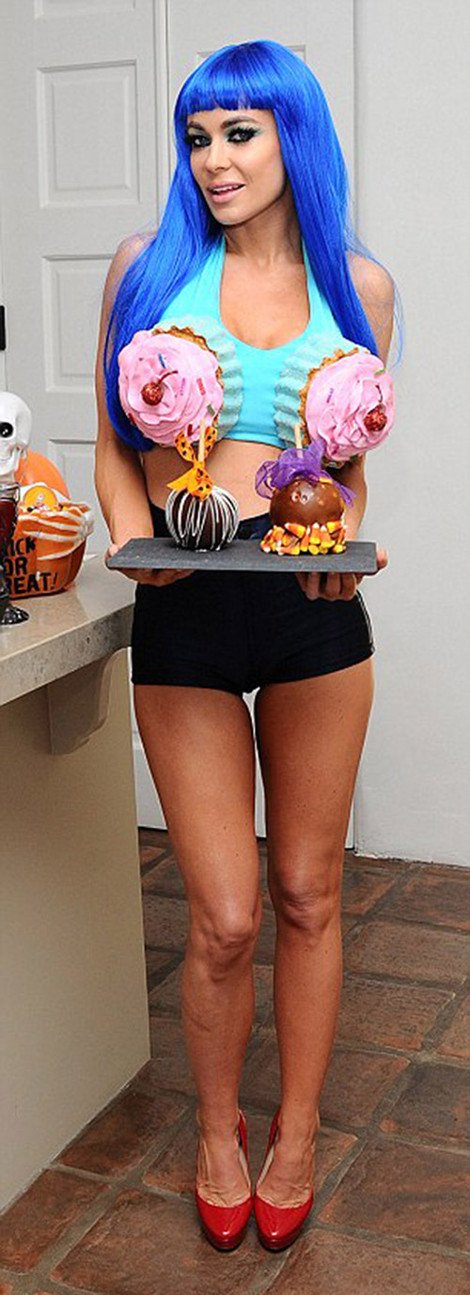 Οταν η Κάρμεν Ηλέκτρα αντέγραψε τη Δούκισσα Νομικού -Εμφανίστηκε με δύο cupcakes στα στήθη [εικόνες] | iefimerida.gr 2