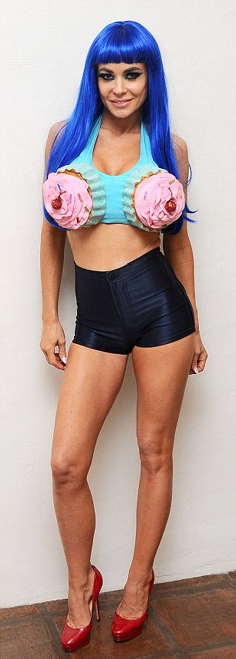 Οταν η Κάρμεν Ηλέκτρα αντέγραψε τη Δούκισσα Νομικού -Εμφανίστηκε με δύο cupcakes στα στήθη [εικόνες] | iefimerida.gr 3