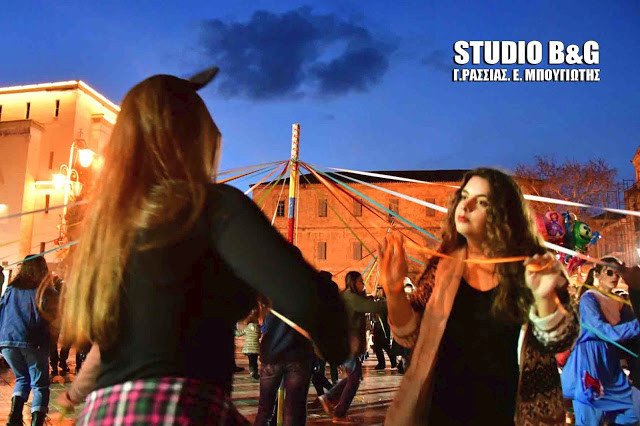 Σε ξέφρενους αποκριάτικους ρυθμούς το Ναύπλιο -Κέφι, χοροί και γαϊτανάκια [βίντεο] | iefimerida.gr 1