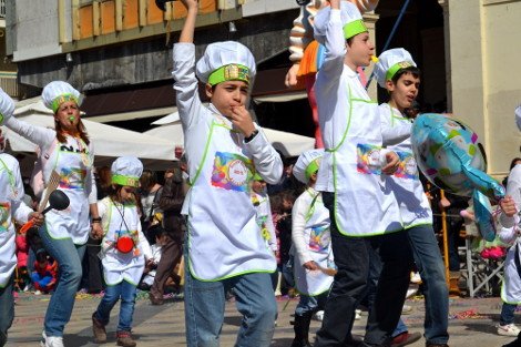 Παραμύθια και σοκολατοπόλεμος στο «μικρό» καρναβάλι της Πάτρας [εικόνες]  | iefimerida.gr 0