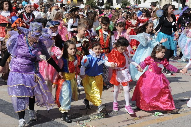 Παραμύθια και σοκολατοπόλεμος στο «μικρό» καρναβάλι της Πάτρας [εικόνες]  | iefimerida.gr 2