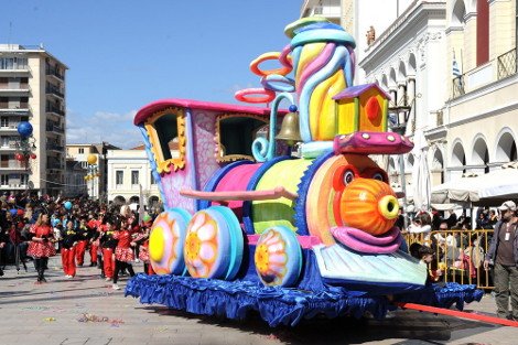 Παραμύθια και σοκολατοπόλεμος στο «μικρό» καρναβάλι της Πάτρας [εικόνες]  | iefimerida.gr 3