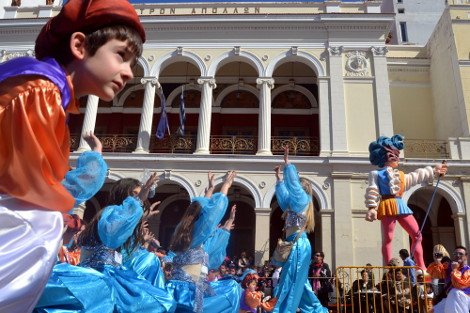 Παραμύθια και σοκολατοπόλεμος στο «μικρό» καρναβάλι της Πάτρας [εικόνες]  | iefimerida.gr 4