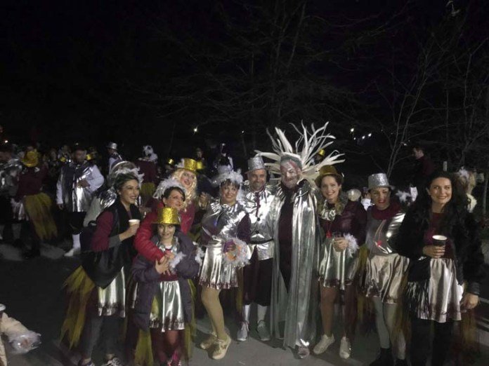 Από τα έδρανα της Βουλής... καρναβαλιστής -Ο βουλευτής που παρέλασε στον Τύρναβο [εικόνες] | iefimerida.gr 1