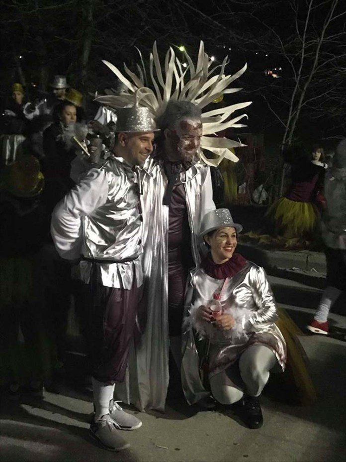 Από τα έδρανα της Βουλής... καρναβαλιστής -Ο βουλευτής που παρέλασε στον Τύρναβο [εικόνες] | iefimerida.gr 0