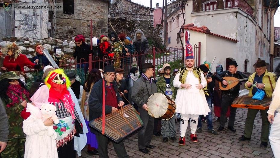 Την Κυριακή 10 Μαρτίου το «υπεραιωνόβιο» Αναγνωστήριο Αγιάσου θα αναβιώσει τα πατροπαράδοτα τοπικά έθιμα της «Πατινάδας» και της «Περικεφαλαίας», που γίνονταν από τα χρόνια της τουρκοκρατίας