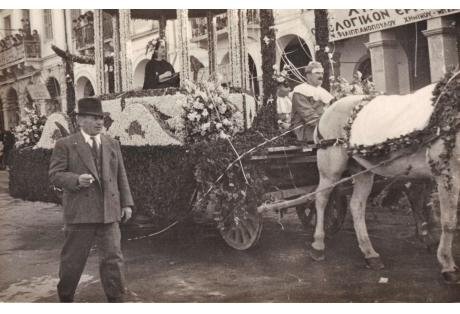 Σπάνια φωτογραφία από το πατρινό καρναβάλι του '50 κάνει θραύση στο διαδίκτυο [εικόνα] | iefimerida.gr 0