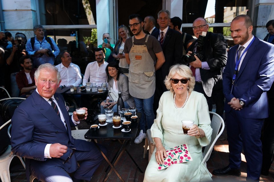 Κάρολος και Καμίλα έκαναν βόλτα στην Ερμού & προσκύνησαν στην Καπνικαρέα [εικόνες+βίντεο] | iefimerida.gr 0