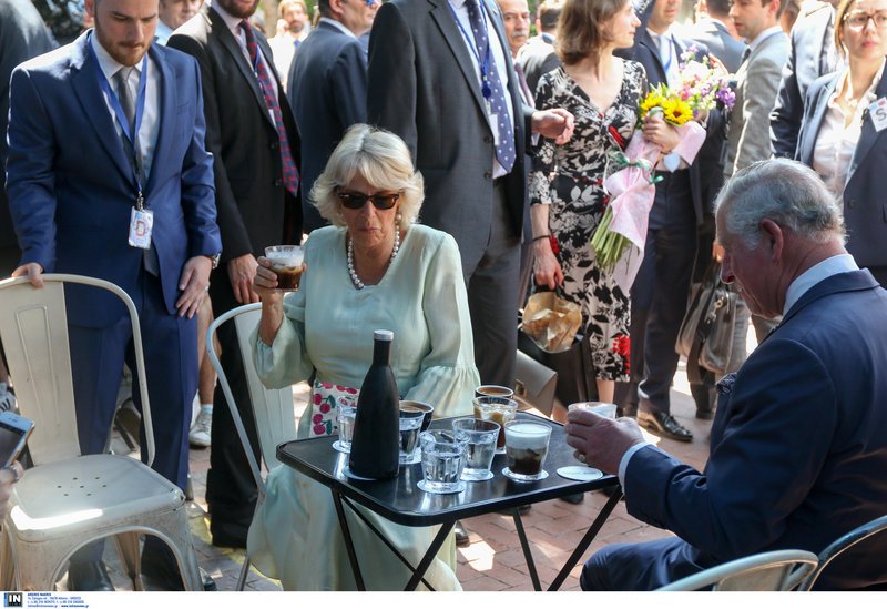 Απίστευτος Κάρολος: Κάθισε σε καφέ στην Αγ. Ειρήνη και παρήγγειλε φρέντο καπουτσίνο αλλά... χωρίς καλαμάκι [εικόνες & βίντεο] | iefimerida.gr 1