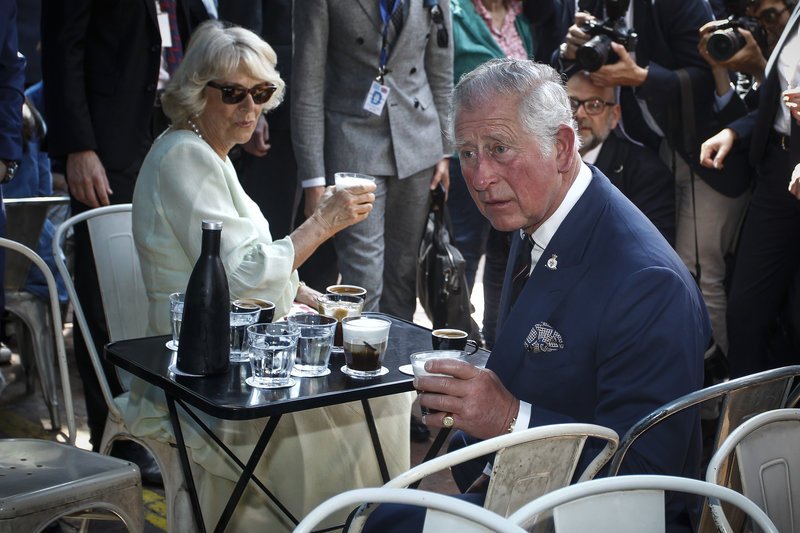 Κάρολος και Καμίλα έκαναν βόλτα στην Ερμού & προσκύνησαν στην Καπνικαρέα [εικόνες+βίντεο] | iefimerida.gr 8