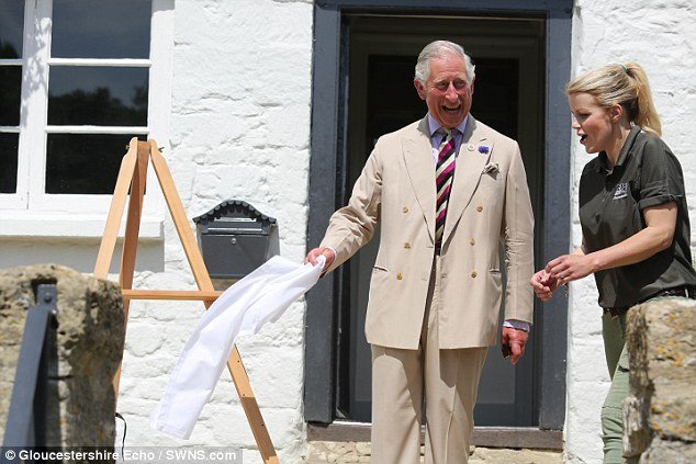 Η γκάφα του πρίγκιπα Κάρολου: Εριξε αναμνηστική επιγραφή [εικόνες&βίντεο] | iefimerida.gr 1