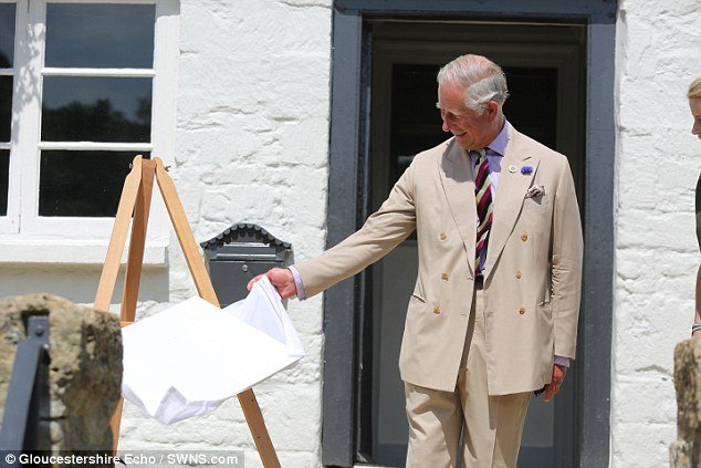 Η γκάφα του πρίγκιπα Κάρολου: Εριξε αναμνηστική επιγραφή [εικόνες&βίντεο] | iefimerida.gr 0